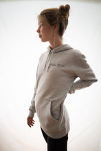 Lade das Bild in den Galerie-Viewer, pullover - "berührt" - hellgrau