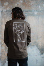 Lade das Bild in den Galerie-Viewer, longsleeve - "tanzende kraniche" - dunkelgrün
