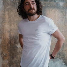 Lade das Bild in den Galerie-Viewer, shirt - "die selbstbestimmte" - weiß